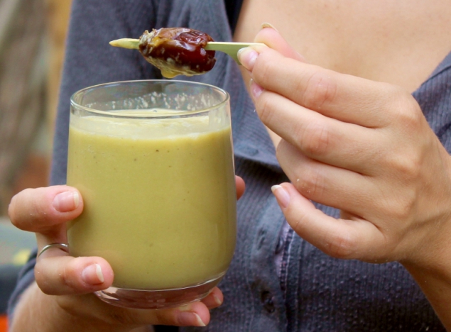 Banana Papaya Smoothie with Barley Grass