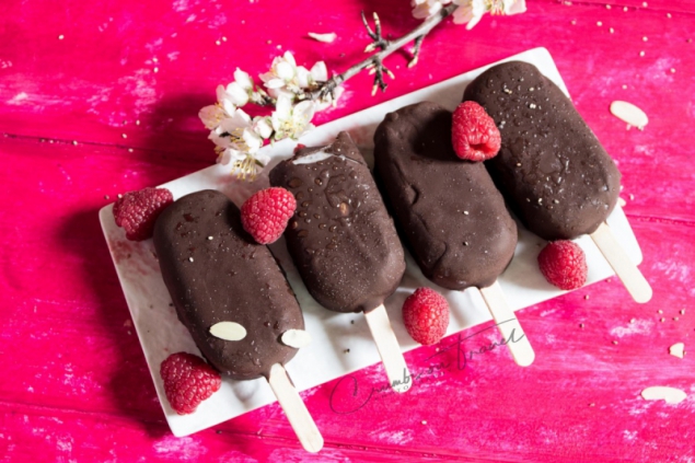 Popsicles with Chia Seeds in Vanilla Almond Milk and Raspberry cream