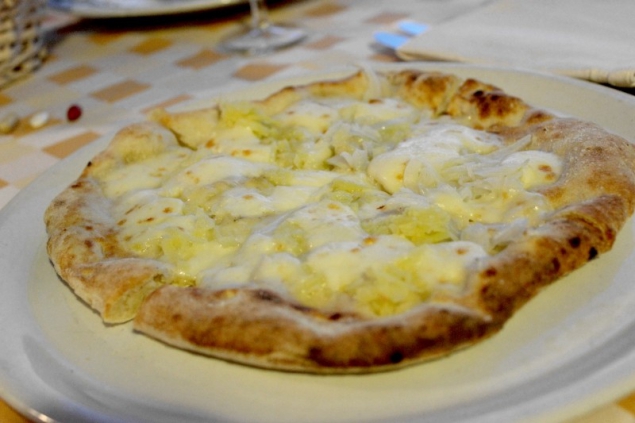 Pizza with potatoes, onions and gorgonzola, Restaurant Da Peppina di Renato, Forio d'Ischia/Naples, Campagna/Italy
